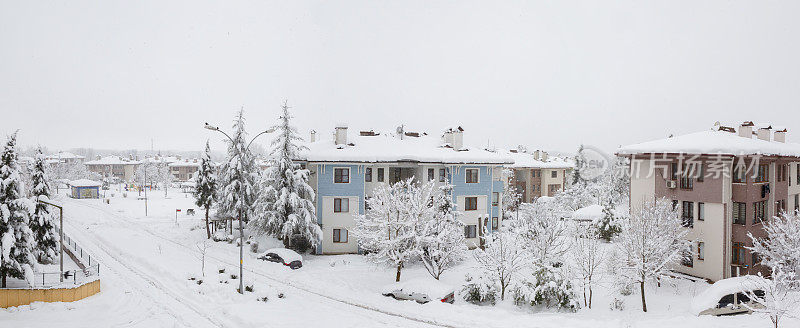 在Bahçeşehir, Düzce的一个下雪的冬天的全景